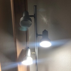 3連 フロアライト 間接照明の画像