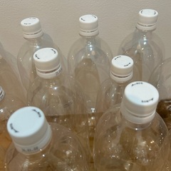 空のペットボトル　炭酸の画像