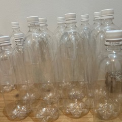 空のペットボトル　炭酸の画像