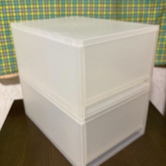 半透明衣装ケース4個の画像