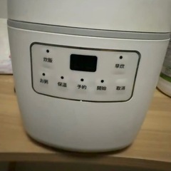 テーブルと炊飯器の画像