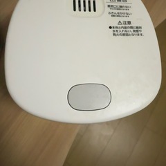 テーブルと炊飯器の画像