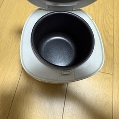 テーブルと炊飯器の画像