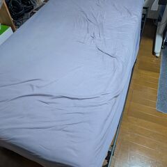 ブラック スチール シングル ベッドフレームとノンスプリングマットレスの画像