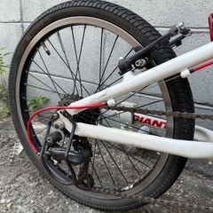 GIANT ジャイアント　SNAP ジュニアバイク 20インチ スナップ　軽量アルミ 6段変速 白×赤 子ども用自転車の画像