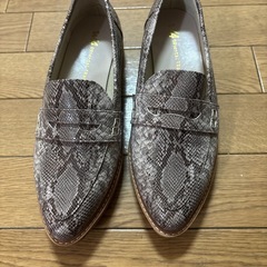 レディースパイソン柄ローファーの画像