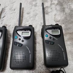 トランシーバー4台セットハンズフリーイヤホン4セット付きです。の画像