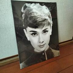 オードリーヘップバーンのポスターの画像