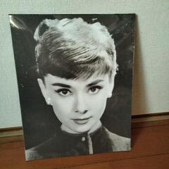 オードリーヘップバーンのポスターの画像