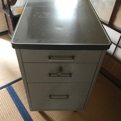 レトロなスチールの引き出しの画像