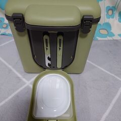 新品箱入り【クーラーボックス(小)】ペットボトル×４本分のサイズ感の画像