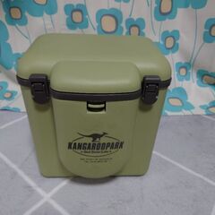 新品箱入り【クーラーボックス(小)】ペットボトル×４本分のサイズ感の画像
