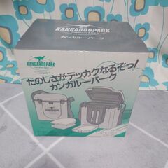 新品箱入り【クーラーボックス(小)】ペットボトル×４本分のサイズ感の画像