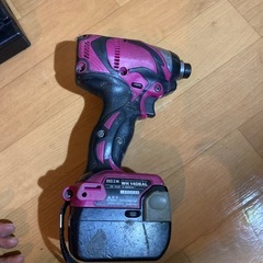 14.4V インパクトドライバーHitachi WH14DBAL2 バッテリー2個　充電器付きの画像