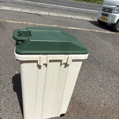 蓋付きゴミ箱3点セット。4000円です。の画像