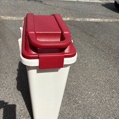 蓋付きゴミ箱3点セット。4000円です。の画像