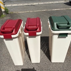 蓋付きゴミ箱3点セット。4000円です。の画像