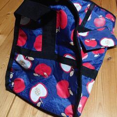 りんご柄の旅行バッグの画像