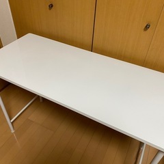 白いデスクの画像