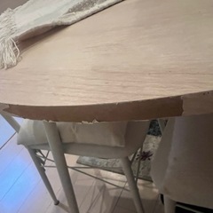 家具（テーブルと椅子のセット）の画像
