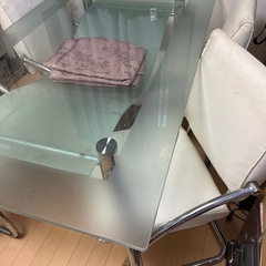 ガラステーブルの画像