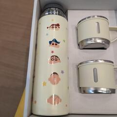 クレヨンしんちゃん　カップ２個つき水筒の画像
