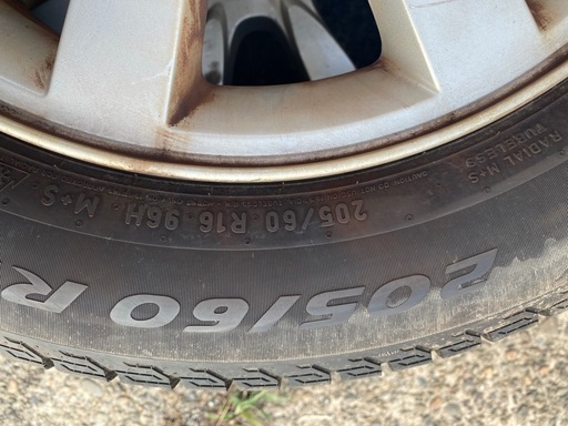 スノータイヤ　205/60R16 