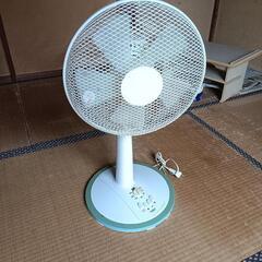 扇風機、電熱ヒーター、昭和レトロ壁掛け時計の画像