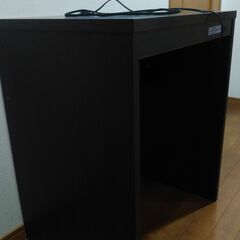 パソコンデスク（電源コンセント付き）の画像