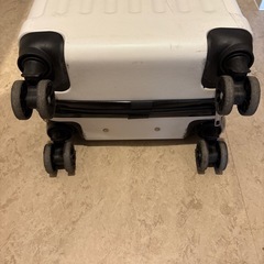 キャリーケース 白 38Lの画像
