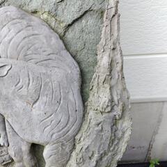 石の衝立　セメントによる虎図浮き彫り　庭石　幅約66cm 高さ約99cmの画像