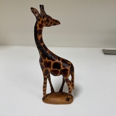 木彫りのキリン像の画像