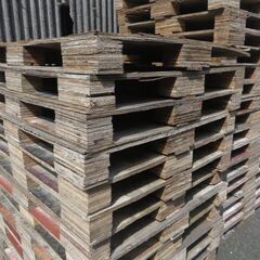 無料差し上げます　木製パレット　木パレ　大量の画像