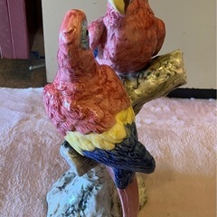 色鮮やかなオウムの置物の画像