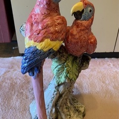 色鮮やかなオウムの置物の画像