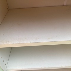 レッド&ホワイトキャビネットの画像