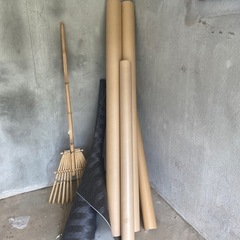 ダンボール、ほうきの画像