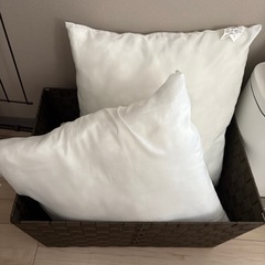 IKEAクッション２つ（かご付き）