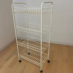 キャスター付きのラックの画像