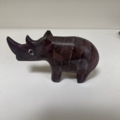 木彫りのサイの置物の画像