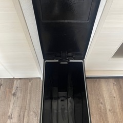 ゴミ箱　黒の画像