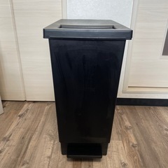 ゴミ箱　黒の画像
