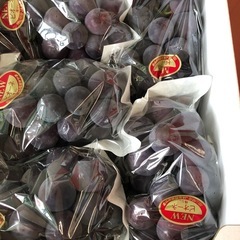 桃とピオーネ1箱2000円の画像