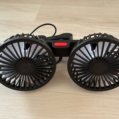 車用扇風機 カーファン USB扇風機 ヘッドレスト 5枚羽根 強風量 3段階風量調節 角度調節可能の画像