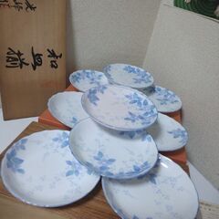 ①有田焼光峰窯　桔梗花柄中皿16.5㎝１０枚②九谷焼秀山作　夫婦湯呑み３種６個の画像