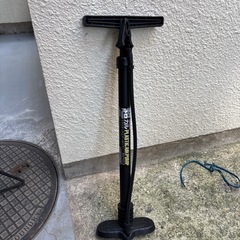 自転車 ママチャリ 27インチ 黒 空気入れ付の画像