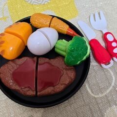 子供用木製プレイキッチン+野菜等の画像