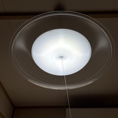 部屋の電気照明傘、シーリングライトの画像