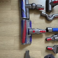 Dyson キャニスター掃除機 本体とアタッチメントの画像