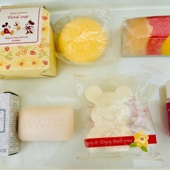 🉐未使用ミッキーマウス石鹸🧼ロレアルトリートメント🧴耳かき付き綿棒👂あぶらとり紙☺️美容液ファンデ❣️他　冷たいお茶パック付きの画像
